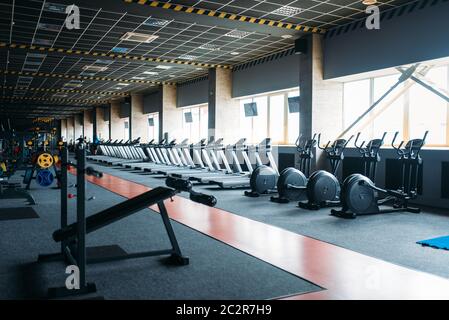 Fitness-Studio niemand leer Fitnessclub. Gymnastische Trainierende. Sportgeräte im Rechenzentrum Stockfoto