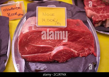 Rohes Kalbsfleisch in einer kalten Theke mit Preisschildern zum Verkauf in der Metzgerei angezeigt. Stockfoto