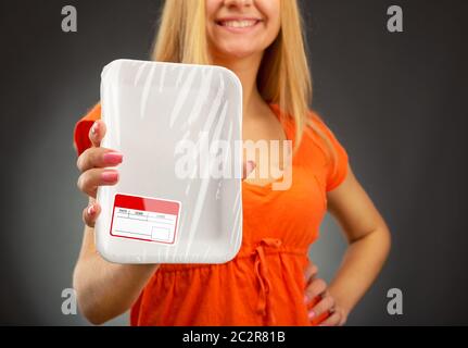 Junge Blondie Frau mit leeren Tablett Stockfoto