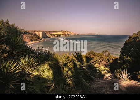 Herrliche Seenlandschaft der südlichen sizilianischen Küste bei Sonnenuntergang Stockfoto