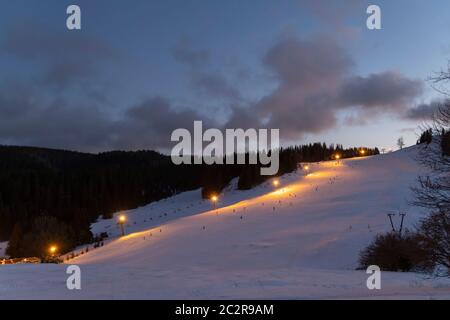 Abendliche Skifahren im Skizentrum Donovaly Slowakei Stockfoto