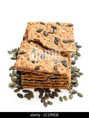 Stapel von Käse und Kürbiskerne Bio-Knäckebrot auf weiß isoliert Stockfoto