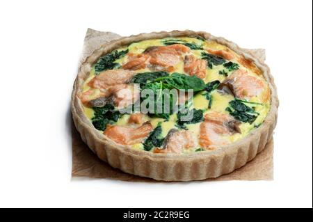 Lachs und Spinat Quiche isoliert auf weiß Stockfoto