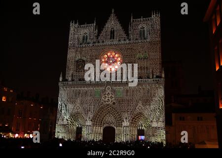 Die Lichter, die auf die Kathedrale von Lyon projiziert wurden Stockfoto