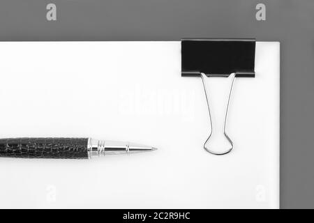 Nahaufnahme der leeres Dokument mit Büroklammer und Stift Stockfoto