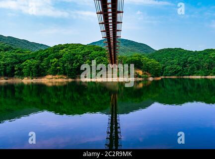 Unter der Hängebrücke am Majang Lake Park in Paju, Korea. Stockfoto