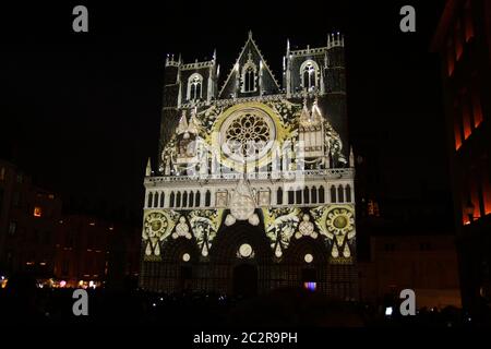 Die Lichter, die auf die Kathedrale von Lyon projiziert wurden Stockfoto