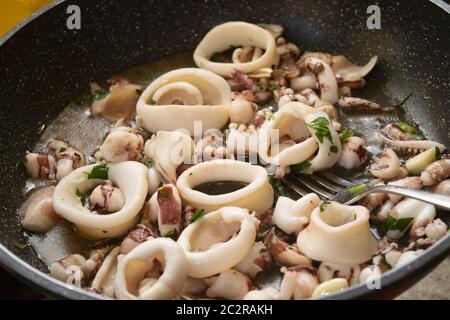 Tintenfischringe in Auflauf als Sauce für Pasta namens Calamarata Stockfoto