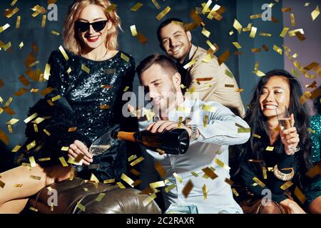 Diverse Gruppe von Freunden Spaß genießen Party und Gießen Champagner Stockfoto