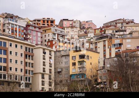 Istanbul, Türkei - 23. März 2019: Dachterrassen im Sultanahmet-Viertel von Istanbul, Istanbul Straße Stockfoto