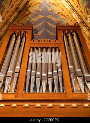 Pipe Organ frontal Schuss, glänzend Silber Aussicht Pfeifen Muster, Reihe Nahaufnahme. Sakrale Musik, kirchliche musikalische Dienste und klassische oder Stockfoto