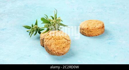 Ein Panorama von Cannabis butter Cookies mit Marihuana Knospen, hausgemachte gesunde Kekse auf blauem Hintergrund mit einem Platz für Text Stockfoto