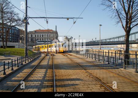 Budapest, Ungarn, März 22 2018: Ganz CSMG Straßenbahn Nummer 19 in der Nähe von Buda Schloss in der Stadt Budapest in Ungarn. In Betrieb Sin Stockfoto