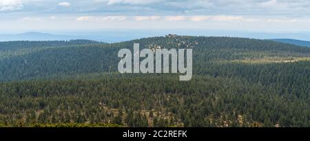 Blick auf den Vozka-Hügel mit Felsformation vom Gipfel des Keprnik-Hügels im Jeseniky-Gebirge in Tschechien Stockfoto