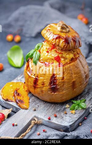 Köstlicher Kürbis mit Couscous gebacken. Stockfoto