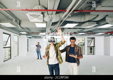 Moderne Architekten und Designer machen ihre Arbeit mit Augmented Reality-Technologien, horizontale High-Angle-Aufnahme Stockfoto