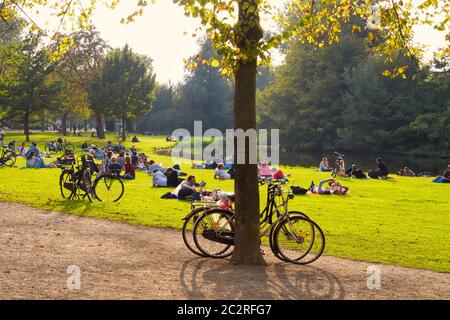 Entspannender Nachmittag im Vondelpark mit Einheimischen und Besuchern in Amsterdam, die Natur und Freizeitaktivitäten genießen, Niederlande, Europa Stockfoto