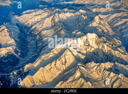 Luftaufnahme der schneebedeckten Berggipfel rund um den Mont Blanc und Chamonix, Frankreich Stockfoto