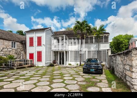 Nassau, Bahamas - 3. Mai 2019: Straßenansicht von Nassau bei Tag mit einem Auto im Hof in der Nähe eines typischen Wohnhauses in Nassau, New Providence, Baha Stockfoto