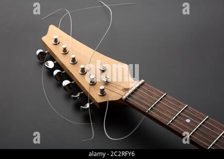 Elektrische Gitarre Kopfplatte und Stimmmaschinen. Makroansicht Stockfoto