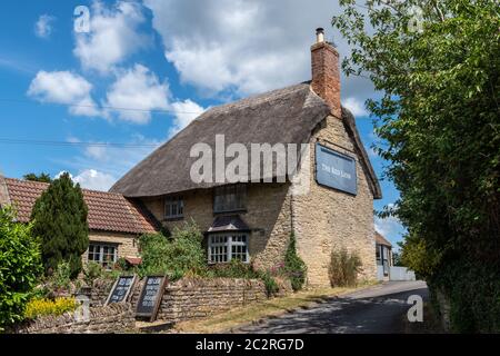 The Red Lion, ein hübscher, reetgedeckten Country Pub, im Dorf Yardley Hastings, Northamptonshire, Großbritannien Stockfoto