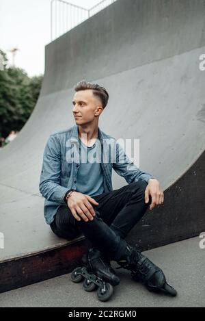 Rollschuh, Skater posiert auf der Rampe. Urban Rollschuh, aktiver Extremsport im Freien, Jugend Freizeit, Rollschuh Stockfoto