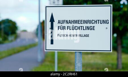 Heidelberg, Deutschland. Juni 2020. Ein Schild mit der Aufschrift "Refugee Reception Facility Patrick-Henry-Village" befindet sich auf der Zufahrtsstraße zum Flüchtlingsankunftzentrum. Bis heute bietet das Zentrum Platz für bis zu 3500 Einwohner und 500 Mitarbeiter. Nun soll es an einen anderen Standort umziehen, denn die Neckarstadt will auf dem Umbaugebiet einen neuen Stadtteil erschließen. Quelle: Uwe Anspach/dpa/Alamy Live News Stockfoto