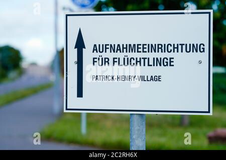 Heidelberg, Deutschland. Juni 2020. Ein Schild mit der Aufschrift "Refugee Reception Facility Patrick-Henry-Village" befindet sich auf der Zufahrtsstraße zum Flüchtlingsankunftzentrum. Bis heute bietet das Zentrum Platz für bis zu 3500 Einwohner und 500 Mitarbeiter. Nun soll es an einen anderen Standort umziehen, denn die Neckarstadt will auf dem Umbaugebiet einen neuen Stadtteil erschließen. Quelle: Uwe Anspach/dpa/Alamy Live News Stockfoto