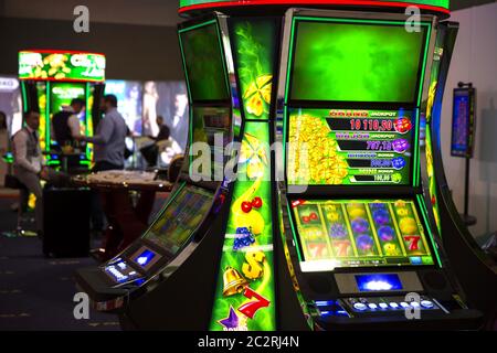 Grüne Spielautomaten im Casino Stockfoto