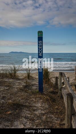 Schild mit Blick auf die Wellen an einem wunderschönen Sommerstrand Stockfoto