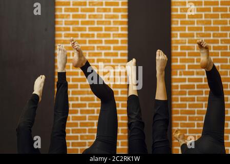 Zeitgenössische Tanzdarsteller mit hochgezogene Beine im Studio. Weibliche und männliche Tänzer Training im Unterricht, moderne Grace Tanz, Stretching Übung, aer Stockfoto