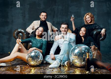 Eine vielfältige Gruppe von glücklichen jungen Freunden, die Spaß haben Party und Champagner trinken Stockfoto
