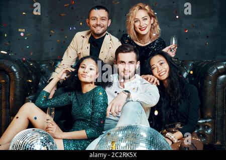 Eine vielfältige Gruppe von glücklichen jungen Freunden, die Spaß haben Party und Champagner trinken Stockfoto