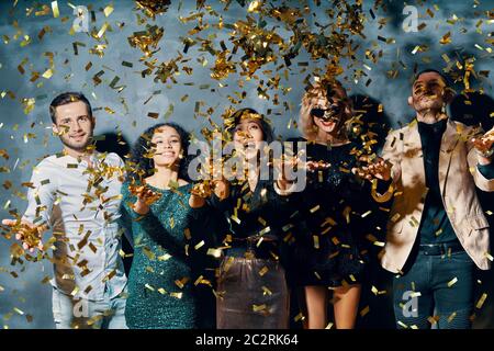 Gruppe von Freunden genießen Party, tanzen und werfen Konfetti Stockfoto
