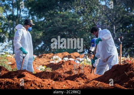 Sao Paulo, Brasilien. Oktober 2020. Friedhofspersonal in Schutzanzügen schaufelt Erde auf dem Vila Formosa Friedhof in der brasilianischen Stadt Sao Paulo in der Mitte der Corona Pandemie. Quelle: Lincon Zarbietti/dpa/Alamy Live News Stockfoto