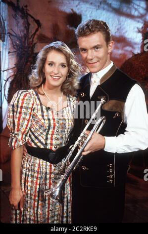 Deutsches Gesangsduo volkstümlicher Musik STEFANIE HERTEL und STEFAN MROSS zu Gast bei STEINERS, Deutschland 1998. Das deutsche Vokalduo der Volksmusik STEFANIE HERTEL und STEFAN MROSS zu Gast bei STEINERS, Deutschland 1998. Stockfoto