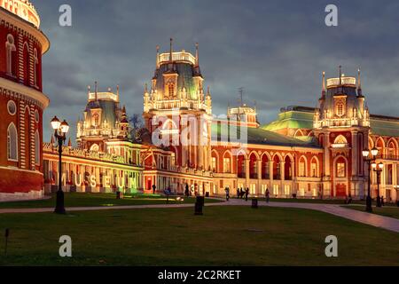 Moskau, Russland, 23. Oktober 2019: Großer Palast, Zarizyno Park. Abend Wahrzeichen Foto. Beliebte Park Museum Tsaritsyno bei Sonnenuntergang Stockfoto