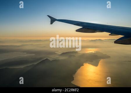 Blick auf Passagierflugzeuge linker Flügel. Stockfoto