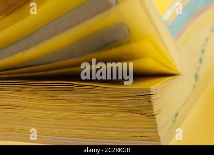 Scrollende Seiten dickes Buch. Detailansicht Stockfoto