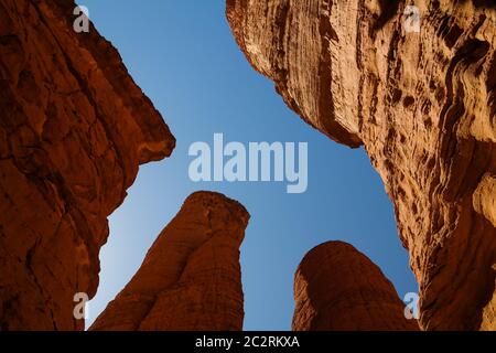 Von unten nach oben zur Abstract Rock Formation auf dem Plateau Ennedi aka Stone Forest im Tschad Stockfoto