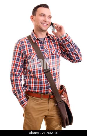 Kommunikationskonzept. Porträt eines gutaussehenden lächelnden Casual Mann in kariertem Hemd und einer Umhängetasche sprechen auf Handy, isoliert auf einem weißen Hintergrund Stockfoto