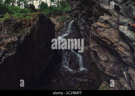 Wasserfall Tscheremshansky im Altai-Gebirge Stockfoto