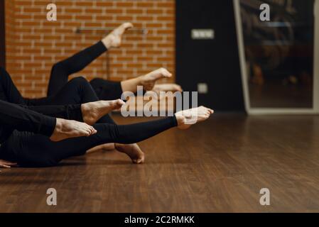 Zeitgenössische Tanzperformerinnen, Beinflexibilität, Dehnungsübungen, Frauen im Studio. Tänzer Training im Unterricht, modernes Ballett, Eleganz Danci Stockfoto