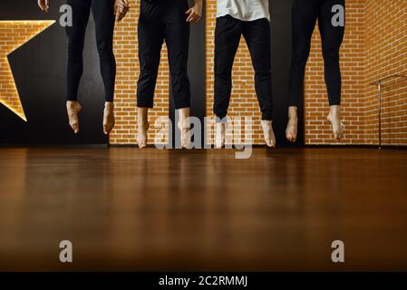 Zeitgenössisches Tanzstudio, Darsteller im Sprung. Weibliche und männliche Tänzer Training in der Klasse, moderne Eleganz Tanz, Stretching-Übung, Akrobaten Stockfoto