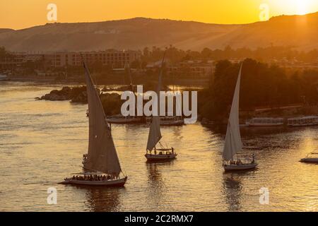 Felucca Boote auf dem Nil bei Sonnenuntergang Stockfoto