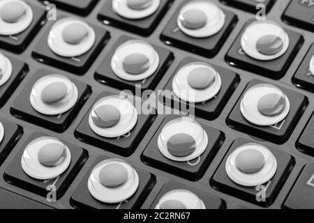 Nahaufnahme Tastatur mit Augen statt Tasten eines modernen Laptops Stockfoto