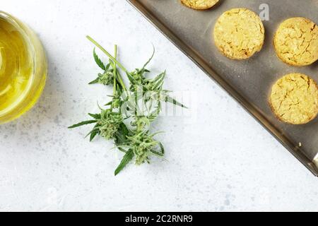 Cannabis butter Cookies mit Marihuana Knospen und cannaoil, hausgemachte gesunde Kekse, geschossen von oben mit einem Platz für Text Stockfoto