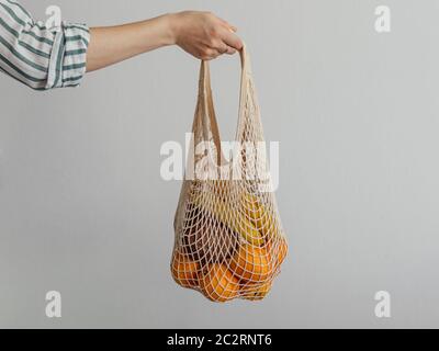 Frau Hand halten Netztasche. Zero Waste Konzept Stockfoto