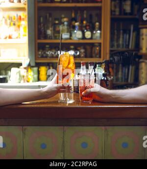 Frau und Mann heben eine Brille mit Cocktails Stockfoto