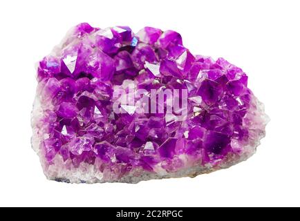 Violet Crystal Stone Makro Mineral. Violette raue Amethyst Quarzkristalle Geode isoliert auf weiß. Amethyst Edelstein Kristall Dru Stockfoto